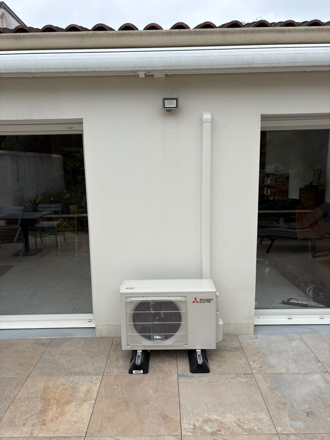 Groupe extérieur de climatisation Mitsubishi Electric sur façade