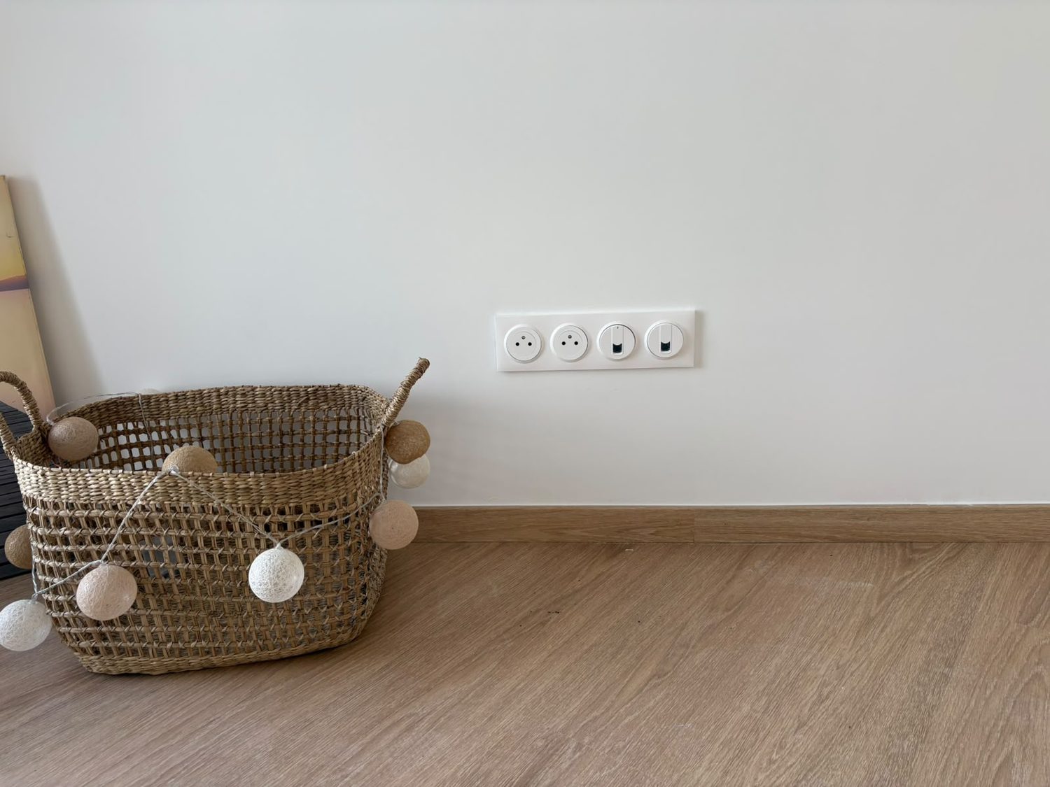 Appareillage électrique fini : prises et interrupteurs alignés